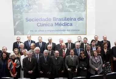 Diretor do Hospital Santa Izabel recebe homenagem da Sociedade Brasileira de Clínica Médica, em São Paulo
