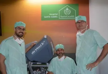 Intervenção robótica para tratamento de câncer de bexiga é realizada no Hospital Santa Izabel