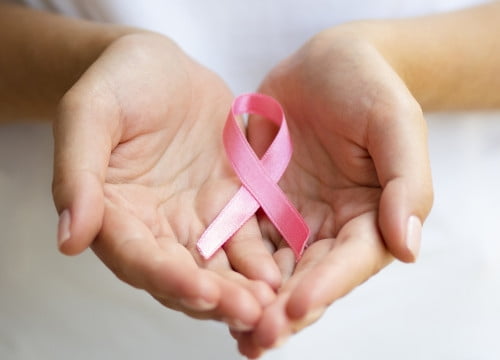 Outubro Rosa: médica fala sobre o combate ao câncer de mama