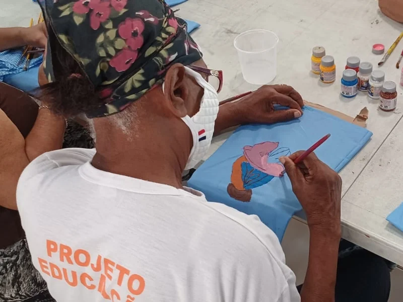 Ação sustentável promove reaproveitamento de aventais em oficinas de arte